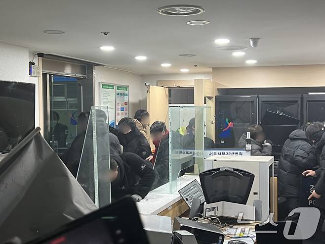 윤석열 대통령에 대한 구속영장이 발부되자 서울 서부지법에 지지자들이 진입해 난동을 부리고 있다. 2025.1.19 ⓒ 뉴스1 김민수 기자