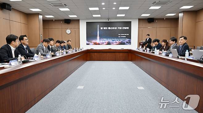 우주항공청은 5월 20일(수) 사천 우주항공청사에서 국내 기업의 글로벌 달 탐사 시장 진출을 지원하기 위한 ‘달 궤도 통신위성 기업 간담회’를 개최했다. 2026.05.20/뉴스1(우주항공청 제공. 재판매 및 DB금지)