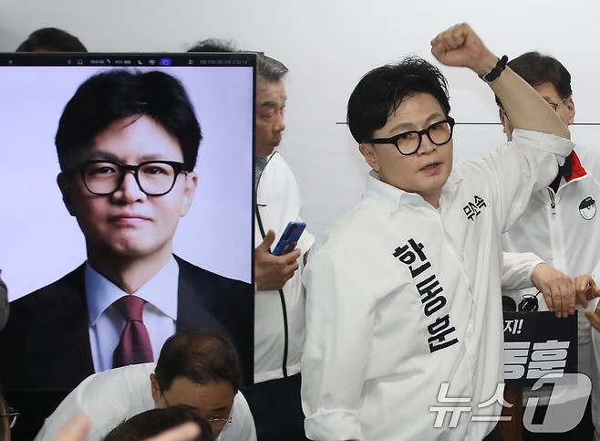 부산 북구갑 국회의원 보궐선거에 출마한 한동훈 무소속 후보가 지난 10일 오후 부산 북구에서 열린 선거사무소 개소식에서 주먹을 불끈 쥐고 있다. 2026.5.10 ⓒ 뉴스1 윤일지 기자