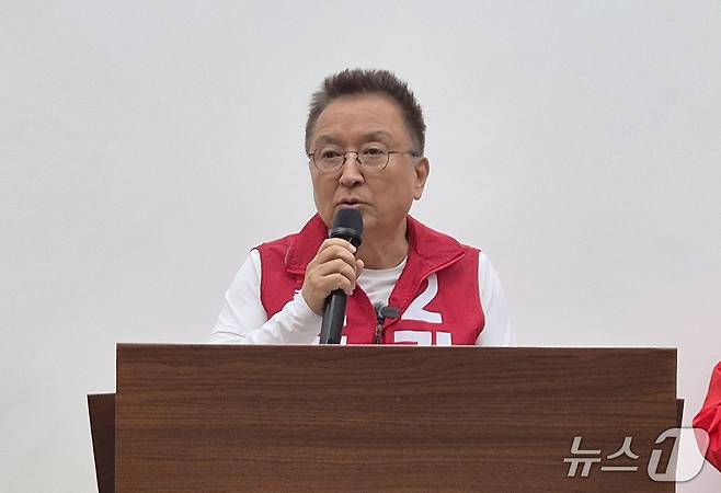 김영환 국민의힘 충북지사 후보가 20일 도청 브리핑룸에서 기자회견을 열어 신용한 더불어민주당 충북지사 후보의 각종 의혹과 관련해 조속한 수사를 촉구하고 있다. 2026.5.20/뉴스1