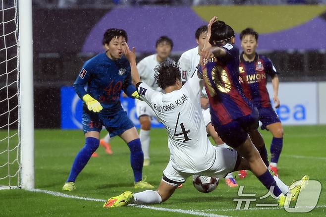 20일 오후 경기도 수원시 장안구 경수대로 수원종합운동장에서 열린 2025-2026 아시아축구연맹(AFC) 여자 챔피언스리그(AWCL) 4강 수원FC 위민과 북한 내고향여자축구단의 경기에서 수원 밀레니냐가 내고향 골문을 향해 슛을 날리고 있다.. 2026.5.20 ⓒ 뉴스1 박정호 기자