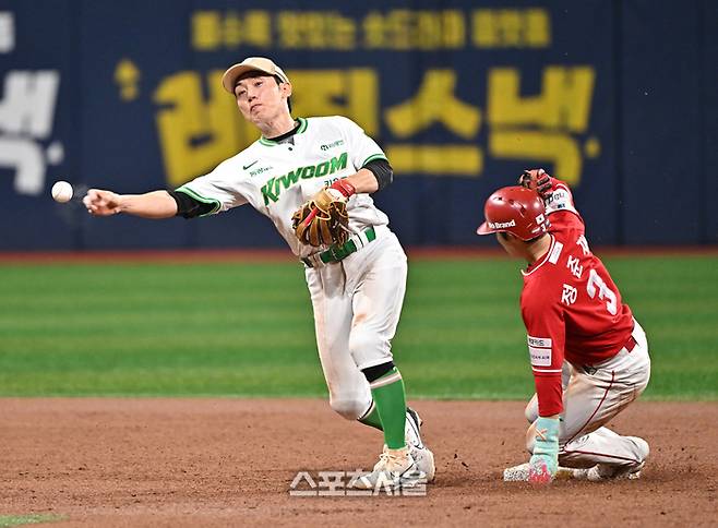 키움 서건창(왼쪽)이 19일 고척스카이돔에서 열린 2026 KBO리그 SSG와의 경기 3회초 무사 1루 SSG 최정의 병살타 때 1루 주자 정준재를 포스 아웃한 뒤 1루로 송구하고 있다. 고척 | 박진업 기자 upandup@sportsseoul.com