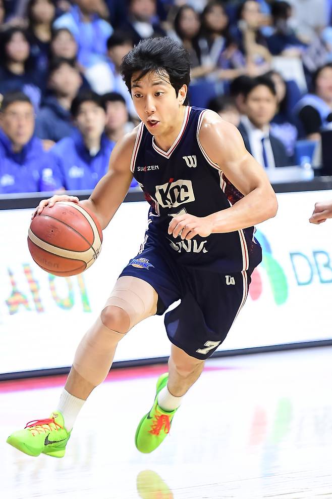 KCC 허훈이 9일 부산 사직체육관에서 열린 2025~2026 LG전자 프로농구 챔피언결정전 3차전 소노와 경기에서 드리블 돌파 하고 있다. 사진 | KBL