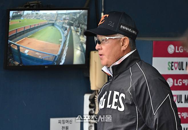 한화 김경문 감독이 21일 잠실구장에서 열린 2026 KBO리그 LG와 경기에서 선수들의 플레이를 지켜보고 있다. 잠실 | 박진업 기자 upandup@sportsseoul.com