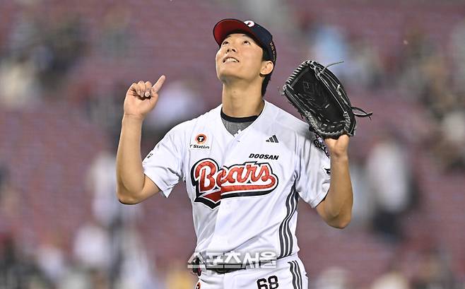 두산 투수 최민석이 19일 서울 잠실구장에서 열린 2026 KBO리그 NC전 7회초 2사 상대 도태훈을 좌익수 플라이 아웃으로 처리한 후 환호하고 있다. 잠실 | 최승섭기자 thunder@sportsseoul.com