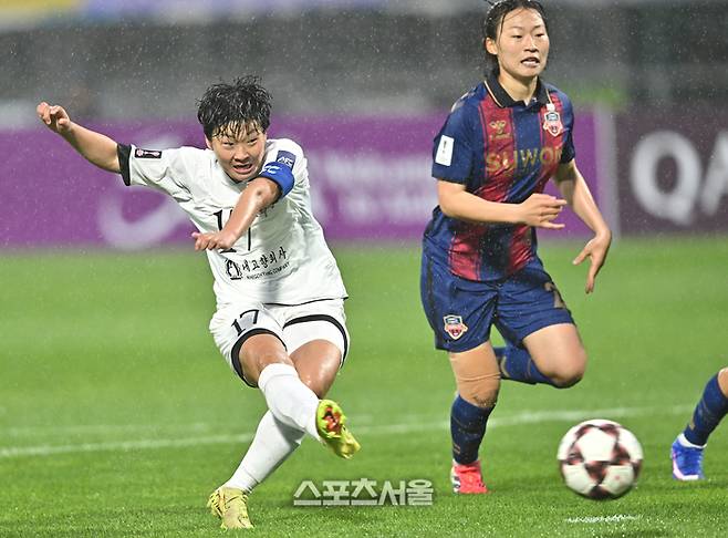 북한 내고향여자축구단 김경용이 20일 수원종합운동장에서 열린 2025~2026 아시아축구연맹(AFC) 여자 챔피언스리그(AWCL) 4강전 수원FC 위민과 경기에서 슛을 시도하고 있다. 2026. 5. 20. 수원 | 최승섭기자 thunder@sportsseoul.com