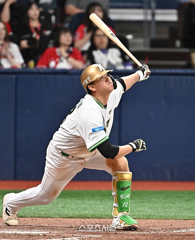 키움 김건희가 19일 서울 고척스카이돔에서 열린 2026 KBO리그 SSG전7회말 무사 2·3루 상황에서 SSG 이로운을 상대로 동점 1타점 적시타를 치고 있다. 고척 | 박진업 기자 upandup@sportsseoul.com