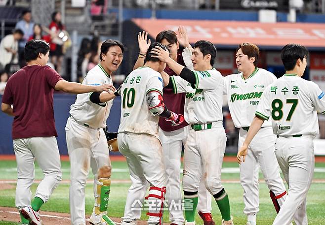 키움 김웅빈(가운데)이 19일 서울 고척스카이돔에서 열린 2026 KBO리그 SSG전 9회말 1사 SSG 조병현을 상대로 끝내기 홈런을 친 뒤 동료들의 축하를 받고 있다. 고척 | 박진업 기자 upandup@sportsseoul.com