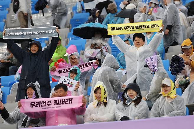 응원하는 공동응원단<저작권자(c) 연합뉴스, 무단 전재-재배포, AI 학습 및 활용 금지>
