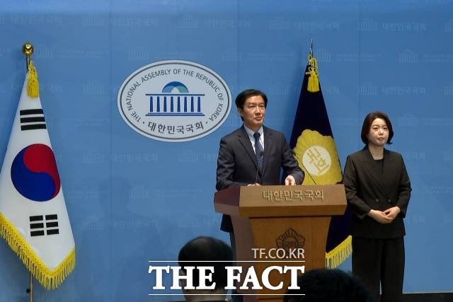조국 조국혁신당 경기 평택 국회의원 후보가 20일 오전 서울 여의도 국회 소통관에서 김용남, 김재연 평택을 후보에게 공동 공약 발표 제안을 하고 있다. /국회의사당=김기범 기자