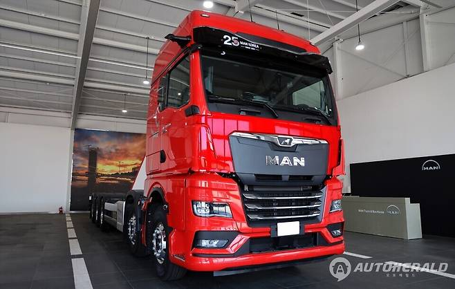 만트럭버스코리아가 대형 트럭용 캡섀시 '뉴 MAN TGX 44.540 10x4 GX 캡'을 국내 공식 출시한다(만트럭)
