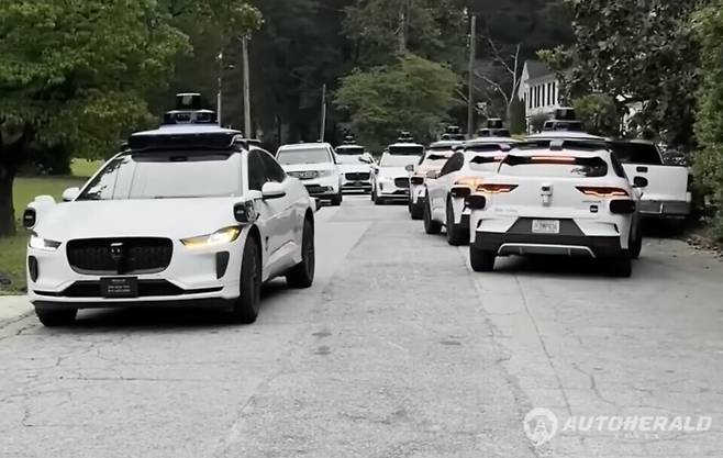 웨이모 측은 해당 문제가 경로 설정 오류와 관련됐으며 이미 수정 조치를 마쳤다고 설명한 것으로 전해졌다(방송 캡처)