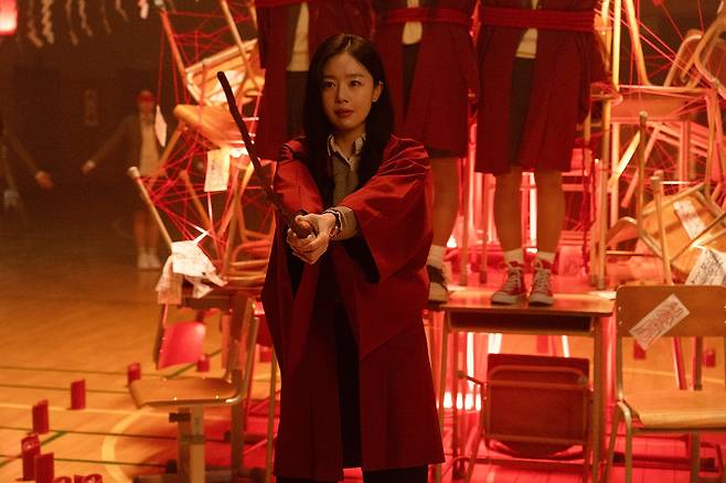 영화 '교생실습'에서 귀신에 맞서 학생들을 구하려 애쓰는 교생으로 출연한 한선화는 "저도 늘 제 불안과 싸우며 불안을 에너지 삼아 연기한다"고 말했다./스튜디오 산타클로스엔터테인먼트