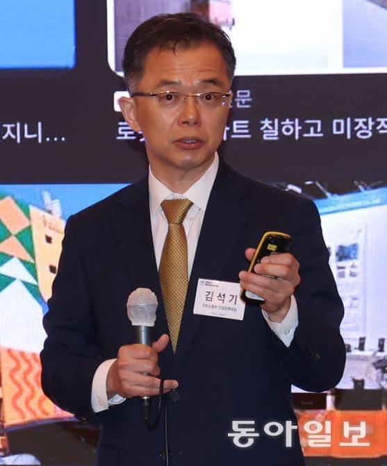 19일 오전 서울 중구 롯데호텔에서 ‘AI 대전환 시대의 에너지 인프라와 건설산업의 새로운 기회’를 주제로 열린 제47회 동아 모닝포럼에서 김석기 국토교통부 건설정책국장(왼쪽 사진)이 축사 겸 정책발표를 하고 있다. 변영욱 기자 cut@donga.com