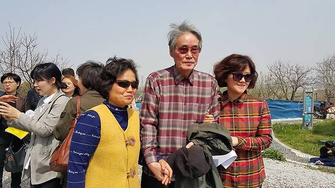 정여립이 대동계를 결성한 전북 김제시 금산사 밑 금평 저수지에서 문학기행 참가자들과 고인이 함께 사진을 찍고 있다. 이병초 시인 제공