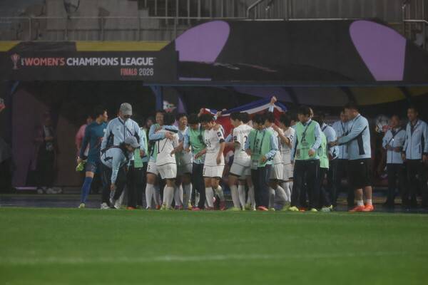 북한의 내고향여자축구단 선수들이 경기 뒤 서로 껴안으며 기뻐하고 있다. 김영원 기자 forever@hani.co.kr