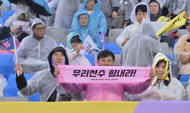 20일 AFC 여자 챔피언스리그 준결승 경기인 북한 내고향여자축구단-수원FC위민의 경기가 열리는 수원 월드컵경기장에서 여자축구합동 응원단이 응원하고 있다. 수원=최주연 기자