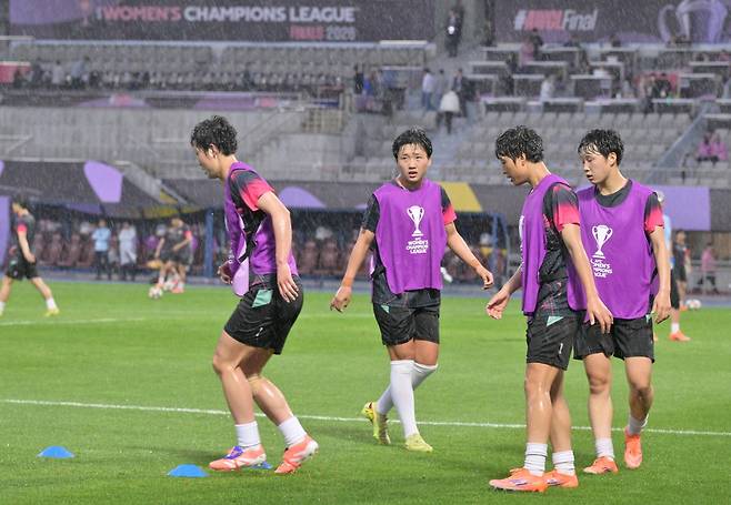 20일 수원 월드컵경기장에서 AFC 여자 챔피언스리그 준결승 경기인 북한 내고향여자축구단-수원FC위민의 경기가 열리는 가운데 북한 내고향팀이 몸을 풀고 있다. 수원= 최주연 기자