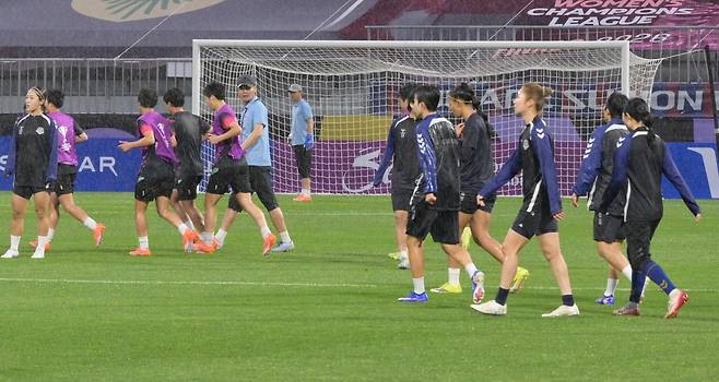 20일 수원 월드컵경기장에서 AFC 여자 챔피언스리그 준결승 경기인 북한 내고향여자축구단-수원FC위민의 경기가 열리는 가운데 북한 내고향팀이 수원팀 측을 쳐다보고 있다. 수원=최주연 기자