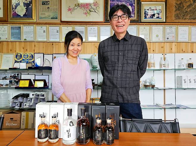 전남 강진 병영양조장에서 박찬일 셰프와 김지유 병영양조장 실장. 김지유 실장은 대한민국 식품명인 고 김견식 대표의 딸이다. 손민호 기자