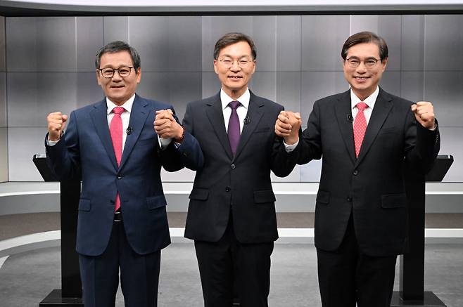 ▲ 강원도민일보와 G1방송이 공동 주관한 6·3 지방선거 강릉시장 후보자 토론회가 19일 G1방송 스튜디오에서 열렸다. (왼쪽부터) 김홍규 국민의힘 후보, 김중남 더불어민주당 후보, 김동기 무소속 후보가 토론에 앞서 공명선거를 다짐하고 있다. 김정호 기자