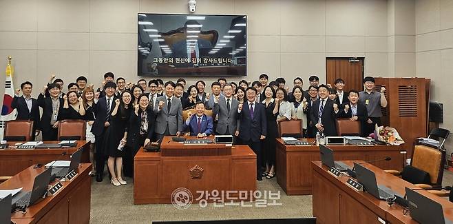 ▲ 국회 산업통상자원중소벤처기업위원회 이철규 위원장이 20일 국회에서 마지막 전체회의를 마무리하고 행정실 직원들과 기념촬영을 하고 있다.