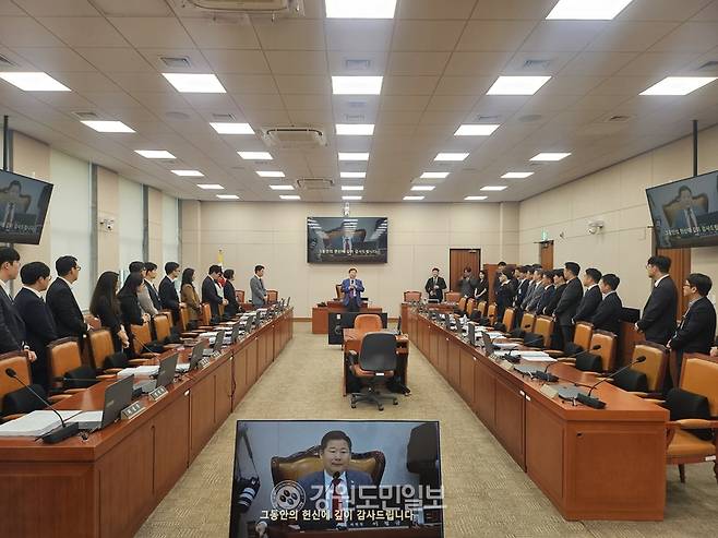 ▲ 국회 산업통상자원중소벤처기업위원회 이철규 위원장이 20일 국회에서 마지막 전체회의를 마무리하고 행정실 직원들과 인사를 나누고 있다.