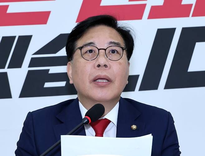 송언석 국민의힘 공동선대위원장이 18일 국회에서 6.3 지방선거 현안 관련 기자간담회를 열고 있다. 연합뉴스