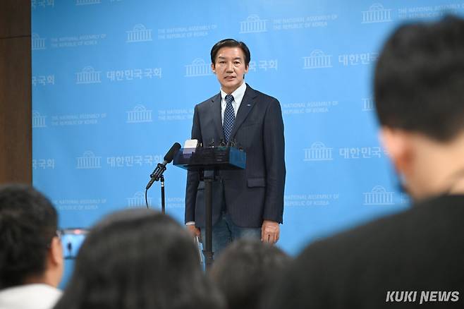 조국 조국혁신당 평택을 후보가 20일 국회 소통관에서 진행된 6.3 지방선거 현안 관련 기자회견에서 취재진의 질문에 답하고 있다.