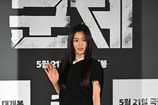 전지현이 20일 오후 서울 한강로3가 CGV 용산아이파크몰에서 열린 영화 ‘군체’ 기자간담회에 참석해 포즈를 취하고 있다. 임은재 기자