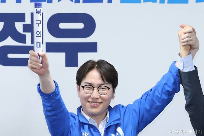 (부산=뉴스1) 신웅수 기자 = 부산 북갑 국회의원 보궐선거에 출마한 하정우 더불어민주당 후보가 10일 부산 북구 자신의 선거사무소 개소식에서 전재수 부산시장 후보로부터 '북구의 미래'가 적힌 배턴을 전달받고 있다. 2026.5.10/뉴스1 Copyright (C) 뉴스1. All rights reserved. 무단 전재 및 재배포, AI학습 이용 금지. /사진=(부산=뉴스1) 신웅수 기자