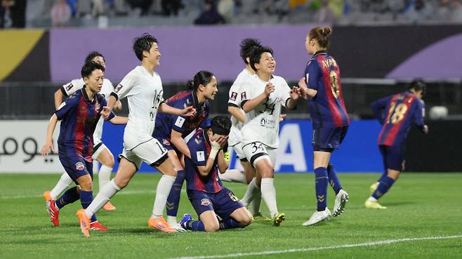 수원FC위민이 20일 경기 수원종합운동장에서 열린 내고향여자축구단과의 2025-2026 아시아축구연맹 여자 챔피언스리그(AWCL) 4강전에서 1-2로 패하며 탈락했다. 사진은 수원FC위민 지소연이 페널티킥을 실축하는 장면. /사진=뉴스1