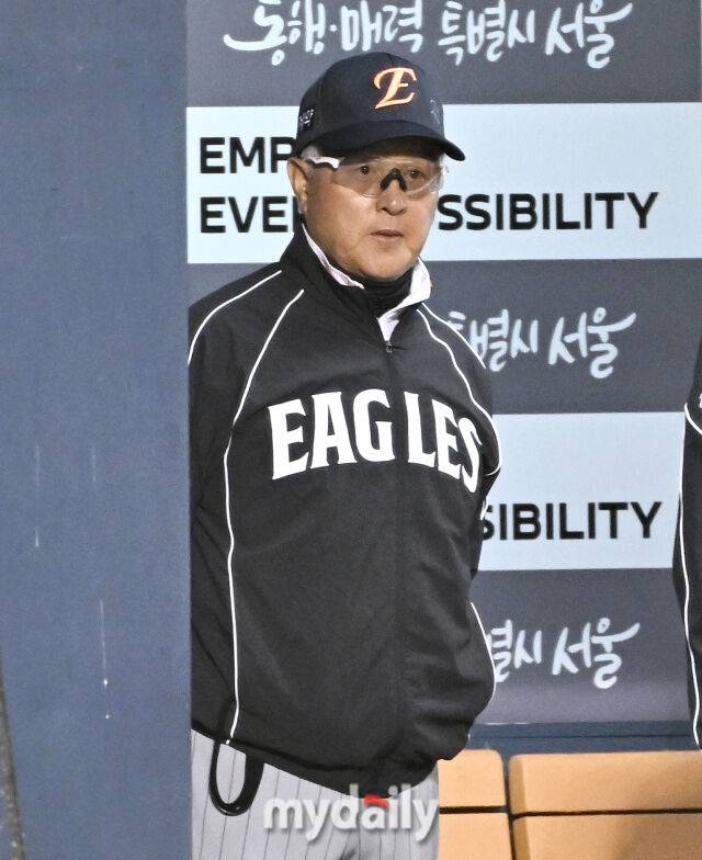 22일 오후 서울 잠실야구장에서 진행된 '2026 프로야구 KBO리그' LG트윈스와 한화이글스의 경기. 한화 김경문 감독이 경기를 지켜보고 있다./마이데일리