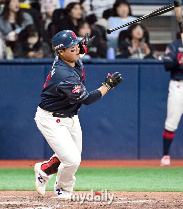 2026년 4월 12일 오후 서울 고척스카이돔에서 열린 '2026 신한 SOL KBO리그' 롯데 자이언츠와 키움 히어로즈의 경기 롯데 한동희가 6회초 1사 1루서 2루수 앞 병살타를 치고 있다.//마이데일리