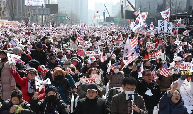 극우 개신교계 집회에 태극기와 성조기, 이스라엘 국기가 함께 등장하는 모습. 발제자들은 "아이러니하게도, 상당수의 그리스도인들이 종말의 영적 이스라엘을 정치적 이스라엘 국가와 동일시 하면서 이스라엘 극우 정치세력을 맹목적으로 지지한다"며 "생명과 평화를 파괴하고 있다"고 지적했다. 연합뉴스