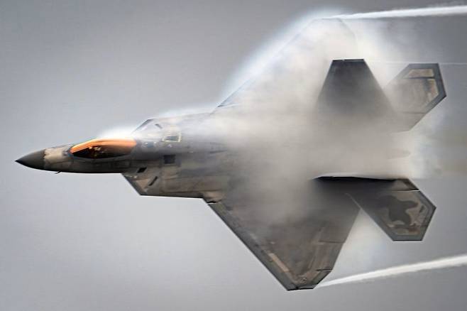 미 공군 F-22 랩터 시범비행팀 소속 F-22 랩터가 2021년 8월 8일 캐나다 브리티시컬럼비아주 애버츠퍼드 국제에어쇼에서 기동 비행을 선보이고 있다. 미 공군 제공
