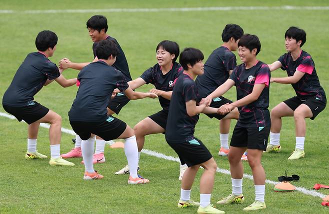 내고향축구단 선수들이 수원월드컵경기장 보조경기장에서 밝은 표정으로 훈련하는 모습. AP연합뉴스