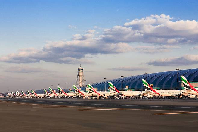 에미레이트 항공기가 계류 중인 두바이 공항 전경. 사진제공|VisitDubai