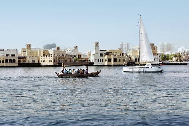 전통 아브라가 수로를 가로지르는 두바이 크리크 모습. 사진=VisitDubai