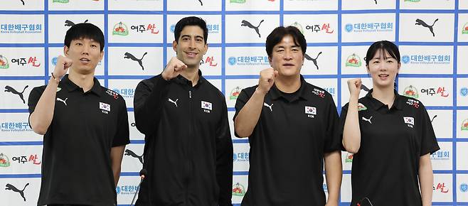 20일 서울 송파구 올림픽회관에서 열린 2026 한국 남녀 배구 국가대표팀 기자회견에 앞서 배구 남녀 국가대표팀 감독과 주장선수들이 파이팅하고 있다. 왼쪽부터 황택의 남자배구 국가대표팀 주장, 이사나예 라미레스 남자배구 대표팀 감독, 차상현 여자배구 국가대표팀 감독, 강소휘 여자배구 국가대표팀 주장. 연합뉴스