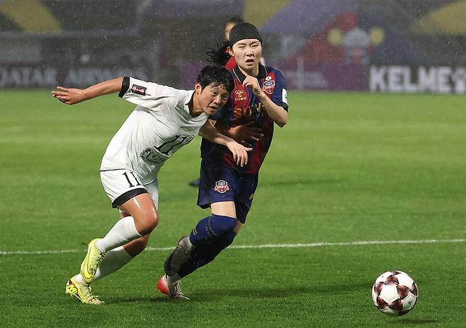 ▲ 20일 수원 장안구 수원종합운동장에서 열린 아시아축구연맹(AFC) 여자 챔피언스리그(AWCL) 4강 수원FC 위민과 내고향여자축구단의 경기가 한창이다. ⓒ 연합뉴스