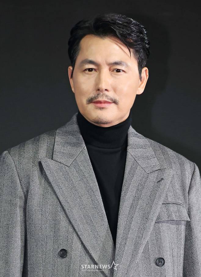 배우 정우성이 15일 오전 서울 강남구 그랜드 인터컨티넨탈 서울 파르나스 호텔에서 진행된 디즈니+ 오리지널 시리즈 '메이드 인 코리아' 제작발표회에 참석해 포즈를 취하고 있다. 부와 권력에 대한 야망을 지닌 남자와 그를 막기 위해 모든 것을 내던진 검사, 시대의 소용돌이 속 펼쳐지는 이야기 '메이드 인 코리아'는 오는 24일 공개된다. /2025.12.15 /사진=이동훈 photoguy@