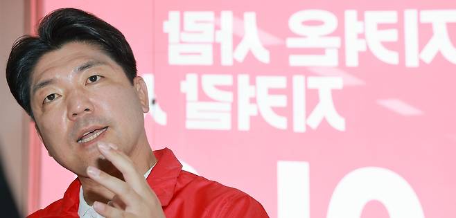 연합뉴스와 인터뷰하는 국민의힘 이용 하남갑 후보 (하남=연합뉴스) 신현우 기자 = 국민의힘 이용 경기 하남갑 국회의원 보궐선거 후보가 지난 19일 경기도 하남시 자신의 선거사무소에서 연합뉴스와 인터뷰하고 있다. 2026.5.20
nowwego@yna.co.kr