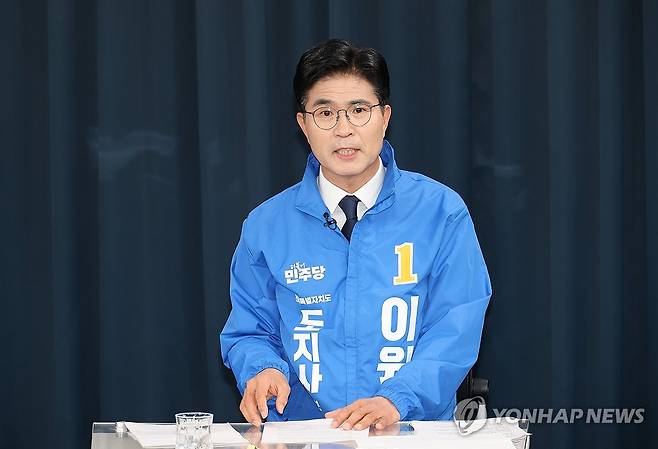 토론회 참석한 이원택 (전주=연합뉴스) 임채두 기자 = 6·3 지방선거에 출마한 더불어민주당 이원택 전북특별자치도지사 후보가 19일 JTV 전주방송에서 열린 토론회에 앞서 리허설을 하고 있다. 2026.5.19 doo@yna.co.kr