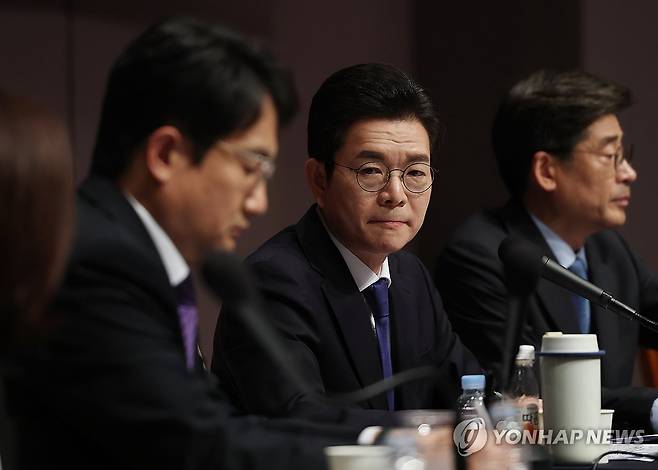 관훈토론회 참석한 정원오 (서울=연합뉴스) 이지은 기자 = 더불어민주당 정원오 서울시장 후보가 20일 서울 중구 한국프레스센터에서 열린 관훈토론회에서 질문하는 패널을 바라보고 있다. 2026.5.20 jieunlee@yna.co.kr