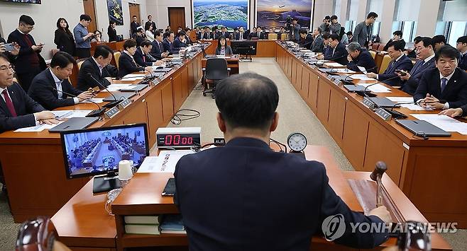 국토교통위 전체회의 (서울=연합뉴스) 이동해 기자 = 7일 국회에서 열린 국토교통위원회 전체회의에서 맹성규 위원장이 의사봉을 두드리고 있다. 2026.4.7 eastsea@yna.co.kr