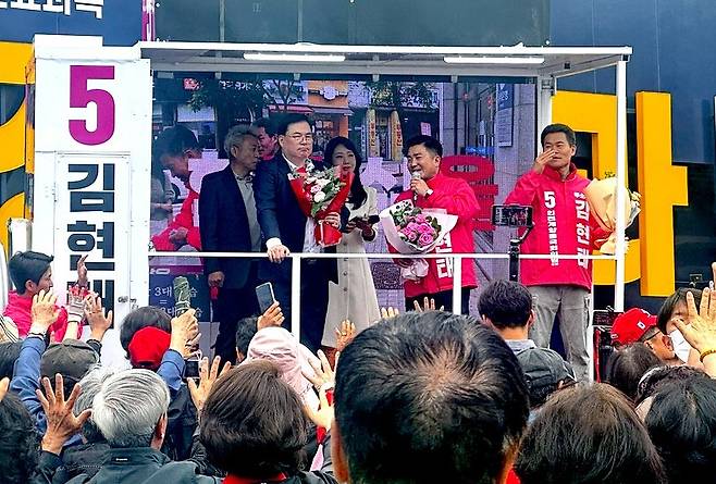 ▲ 21일 오전 인천 계양구 계산역 6번 출구 앞에서 열린 무소속 김현태 후보 출정식에서 지지자들이 손가락 다섯 개를 펼치며 "기호 5번 김현태"를 외치고 있다. /김도엽 수습기자 ypypp@incheonilbo.com
