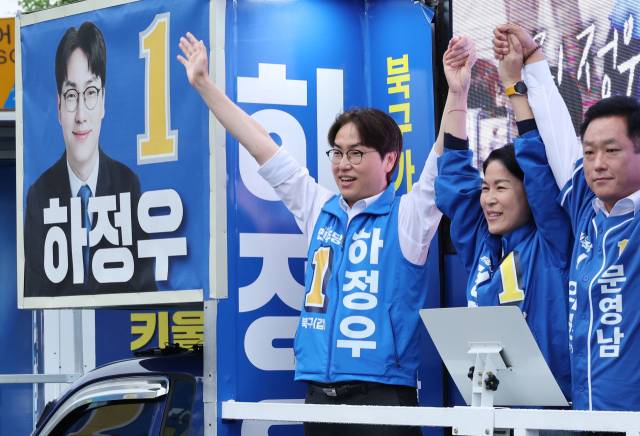 더불어민주당 하정우 부산 북구갑 국회의원 후보가 6.3 전국동시지방선거 및 국회의원 보궐선거 공식선거운동이 시작된 21일 오전 구포대교 사거리에서 더불어민주당 북구 지역 출마자들과 공동으로 선대위 출정식을 갖고 지지를 호소하고 있다. 정종회 기자 jjh@
