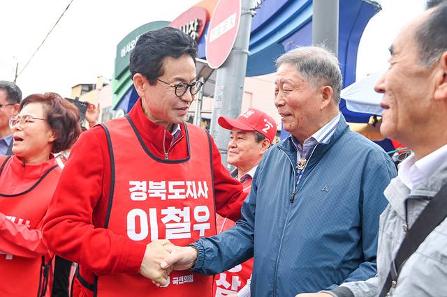 이철우 국민의힘 경북도지사 후보가 21일 영천 공설시장에서 합동 출정식을 가진 뒤 시민들과 악수를 하고 있다. 이철우 캠프 제공
