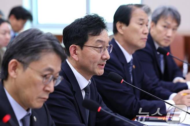 윤창렬 국무조정실장이 지난달 22일 서울 여의도 국회에서 열린 법제사법위원회 전체회의에서 의원 질의에 답변하고 있다/ 제공=뉴스1